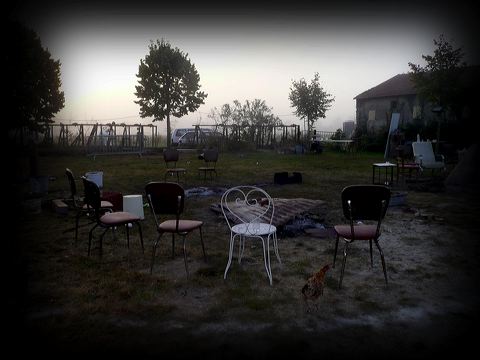 chaises_vides.jpg